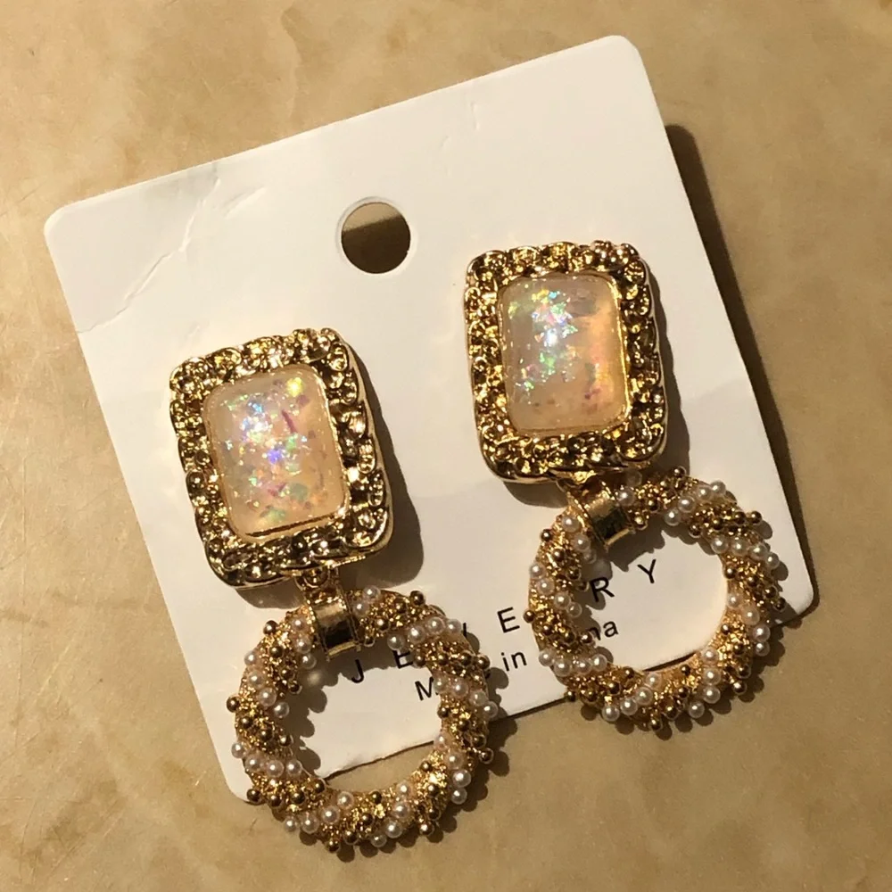 Classy Vintage Style Earrings - Picture 2 of 6